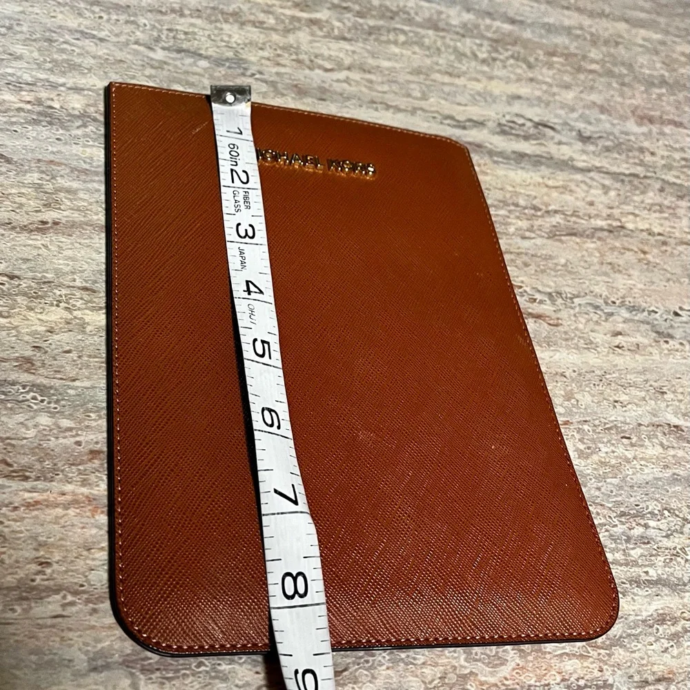 Michael Kors brown table sleeve